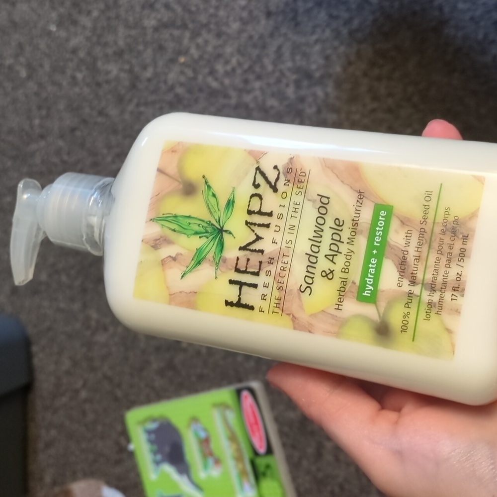 Hempz Sandalwood & Apple Herbal Body Moisturizer